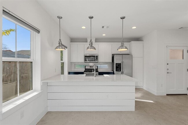 Building Photo - 1003 Fiesta St