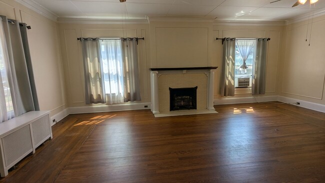 Building Photo - 303 4th St NE