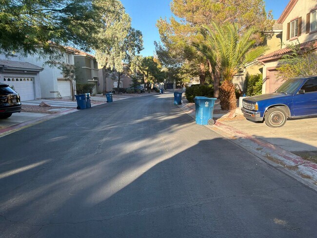 Building Photo - 2 story 3 bedrooms 2.5 Bathrooms 2 car finished garage Gated Subdivision