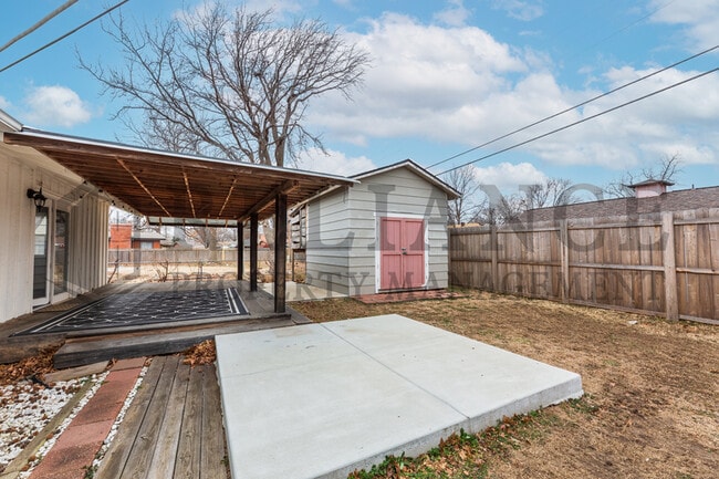 Building Photo - 2210 W Columbine Ln