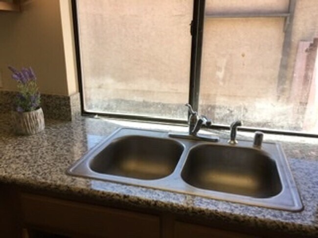 Foto del edificio - Great Location close to shopping at Durango and Summerlin Parkway
