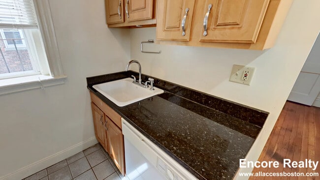 Building Photo - 107 Queensberry St