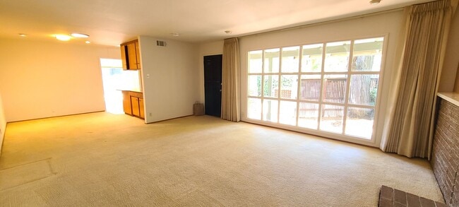 Building Photo - Great Home close to Downtown and elementar...