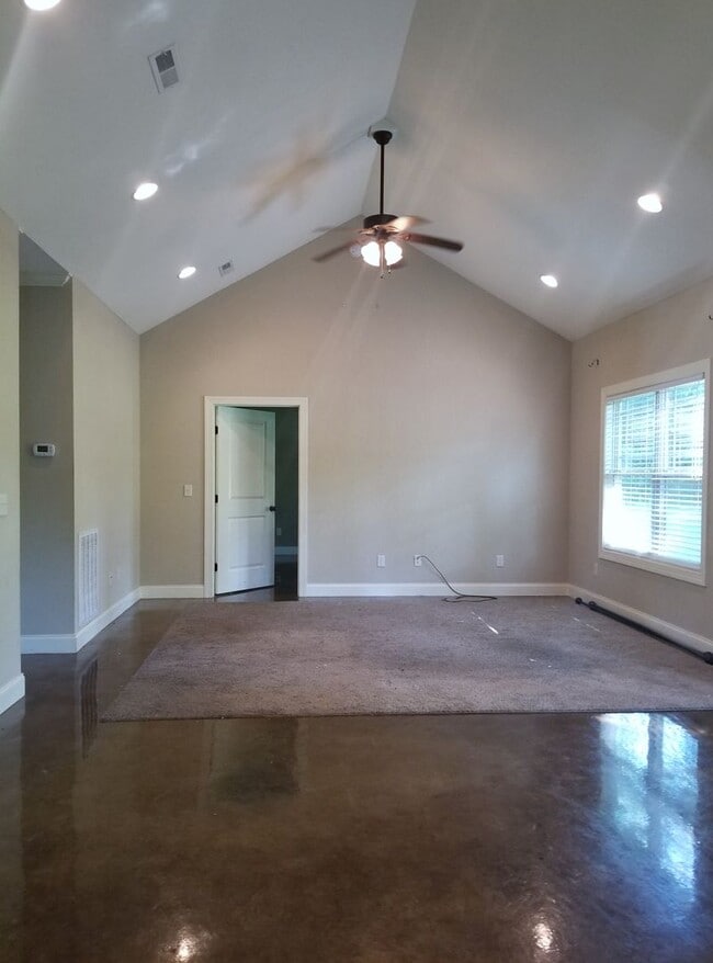 Building Photo - 3-Bedroom Home with High Ceilings and 2-Car Garage in Algood