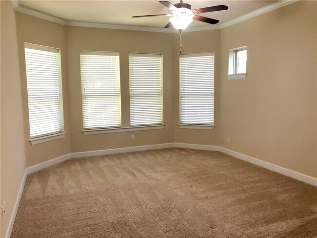 Foto del edificio - 629 Loma Cedro Bend