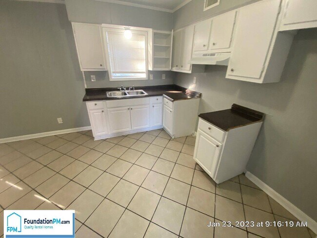 Building Photo - 501 Fox Valley Dr