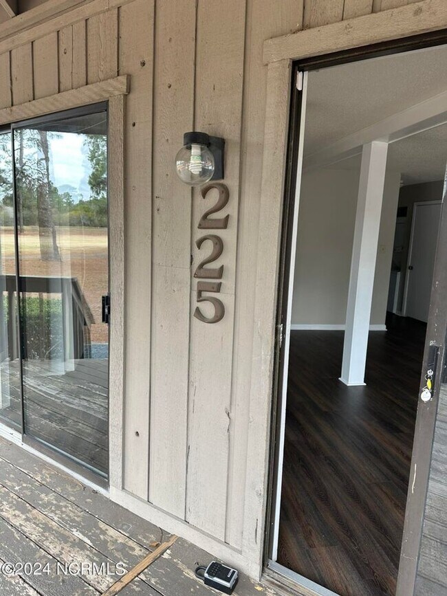 Building Photo - This unit overlooks the 18th fairway of th...