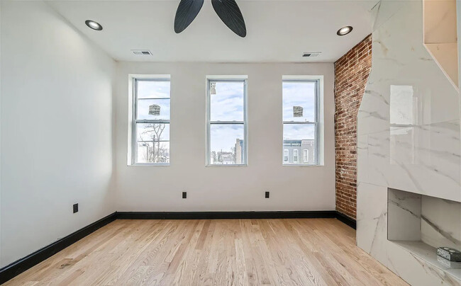 Big room pic3 - 1614 E Lanvale St