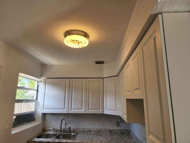 Foto del edificio - 117 SW 7th Ave