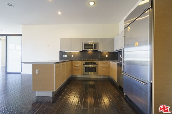 Building Photo - 801 S Grand Ave