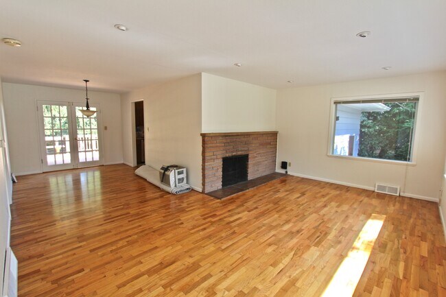 Foto del edificio - Spacious Wedgewood 3 bed/2 bath with fence...