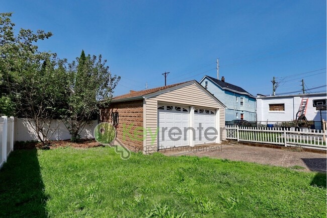 Foto del edificio - Charming 3-Bedroom Home with Finished Base...