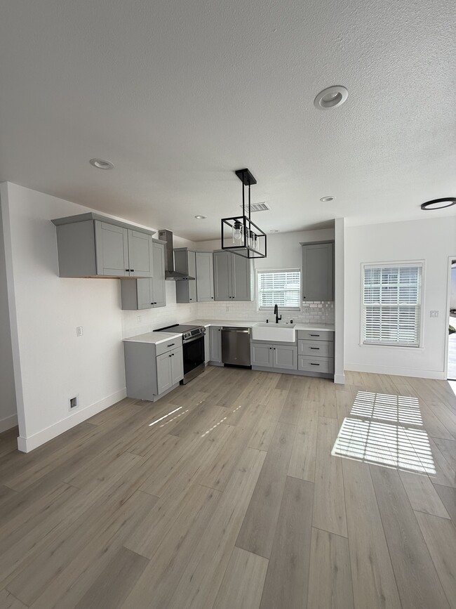 Building Photo - 11483 Delano St