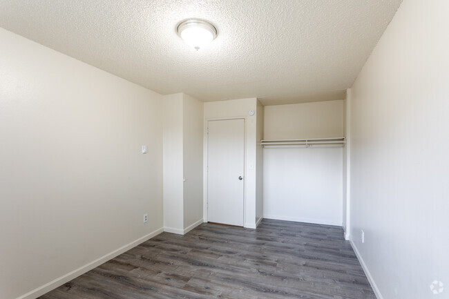 1BR, 1BA - 620 SF - Alder Royal Apartments