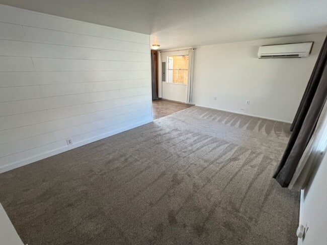 Building Photo - Cute 2 bed/1 bath home with fenced back yard & a/c!