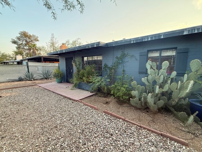 Building Photo - 2817 N Desert Ave