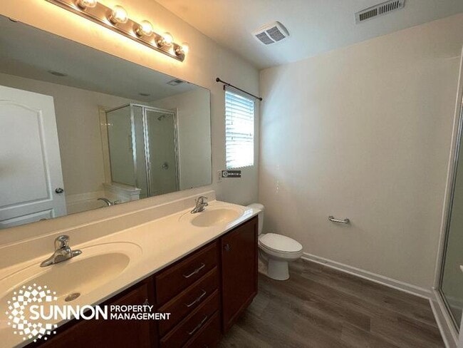 Building Photo - Fresh and finished: 3 bed, 2.5 bath townho...