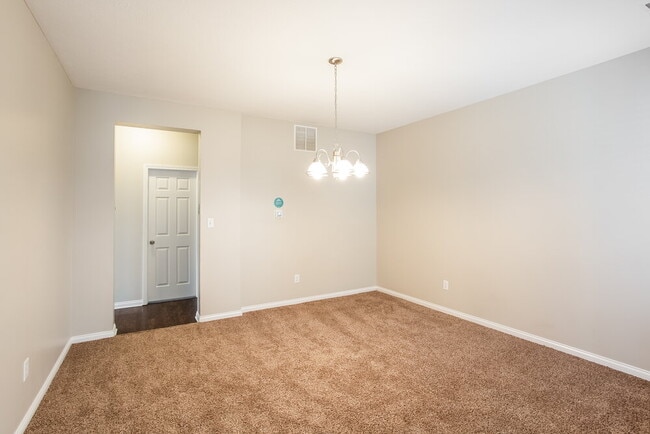 Foto del edificio - 8025 Cole Wood Blvd