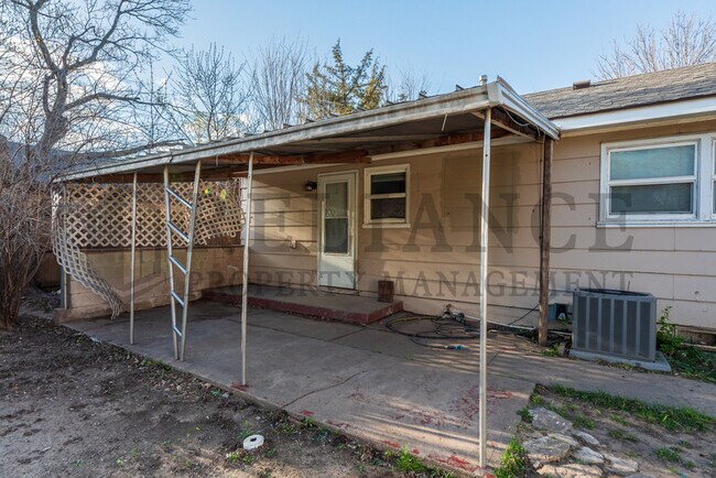 Building Photo - 1621 E Jump St