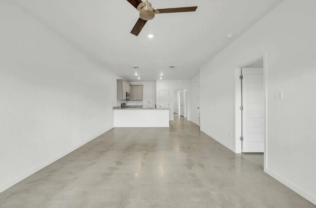 Building Photo - 604 Pacific Crest Trl