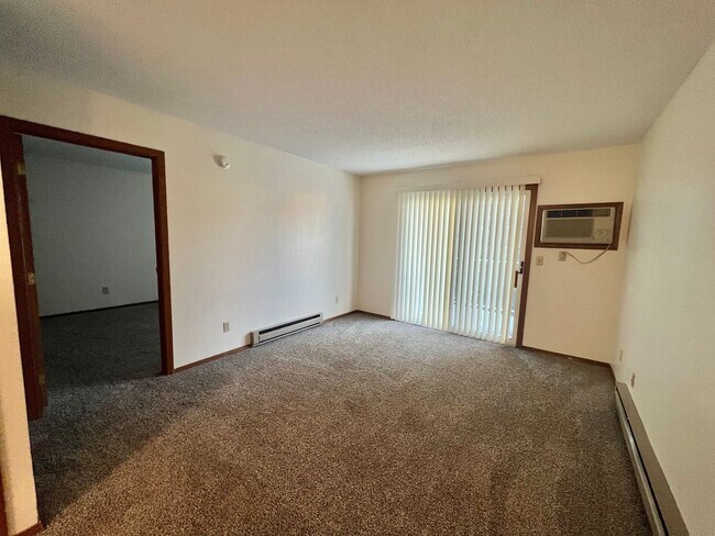Building Photo - 2 bed, 2 bath 4-Plex Unit with Move In Inc...
