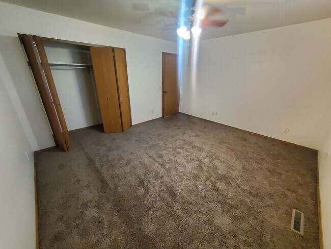 Building Photo - 1316 N Hume Ave
