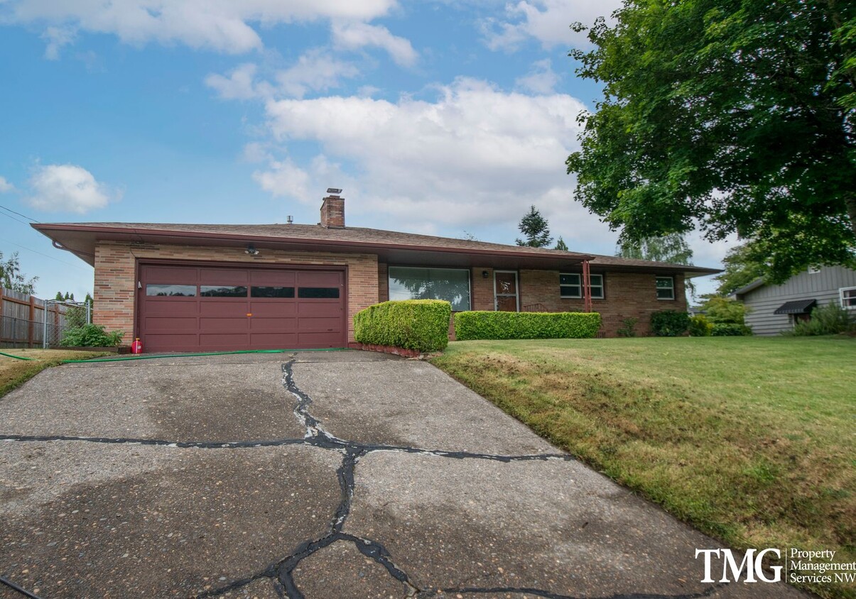 Primary Photo - Beautiful Three Bedroom in Great Camas Nei...