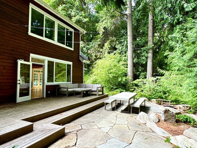 Foto del edificio - Stunning Bainbridge Island Craftsman