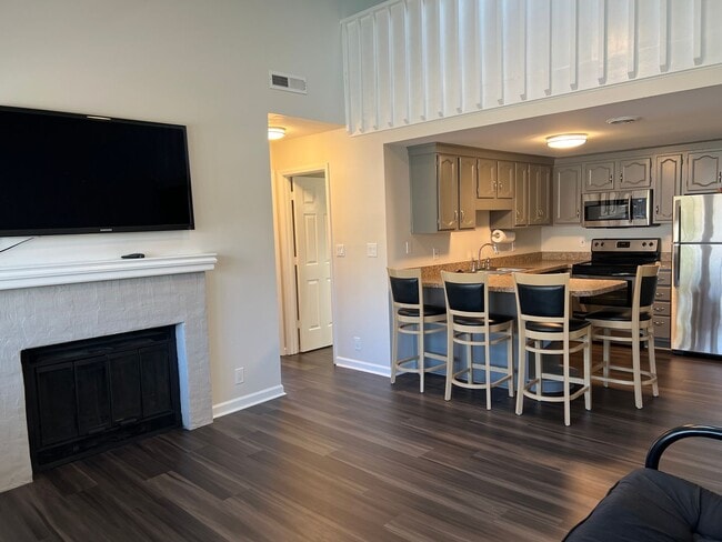 Building Photo - One-bedroom, One-bath Condo with Loft in S...