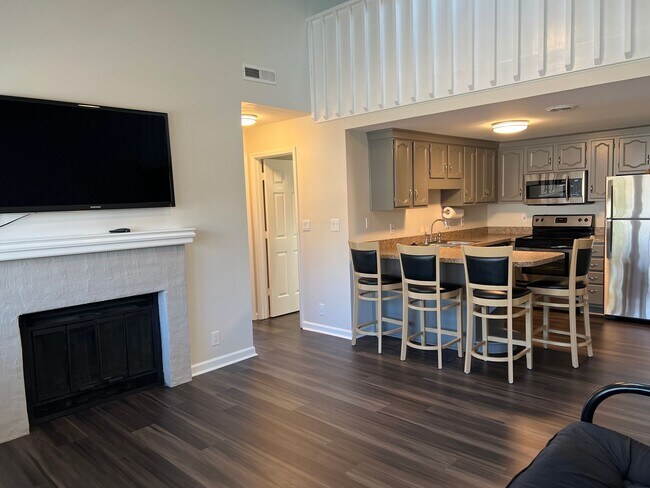 Foto del edificio - One-bedroom, One-bath Condo with Loft in S...