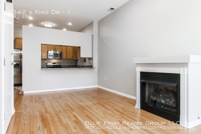 Foto del edificio - 3 bedroom 2 bath condo on Historic King Drive