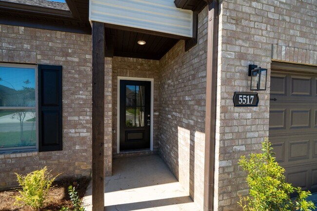 Building Photo - Move-In Ready 4 Bed, 2 Bath – Modern Upgrades & Appliances Included!
