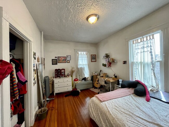 Foto del edificio - HOT ALLSTON LISTING!!!!