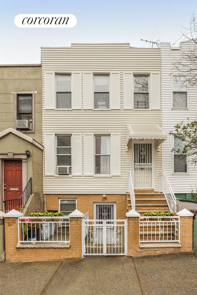 Building Photo - 209 19th St