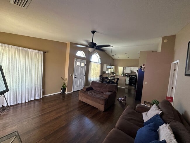Building Photo - Beautiful 2 bedroom 2 bathroom contact Pro...
