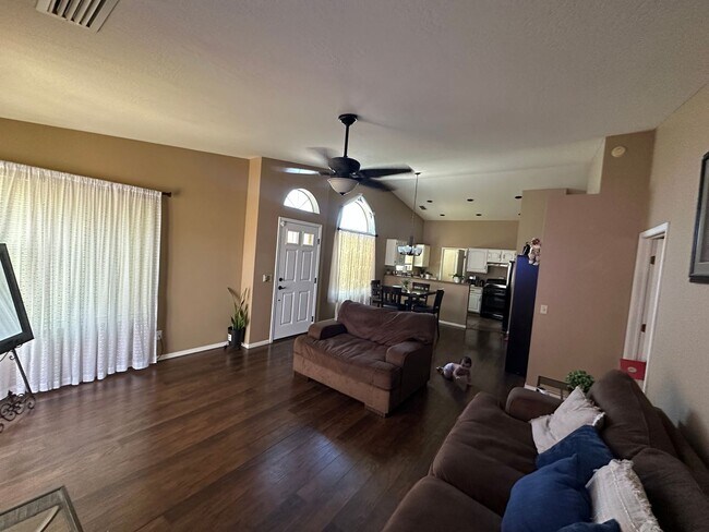 Foto del edificio - Beautiful 2 bedroom 2 bathroom contact Pro...