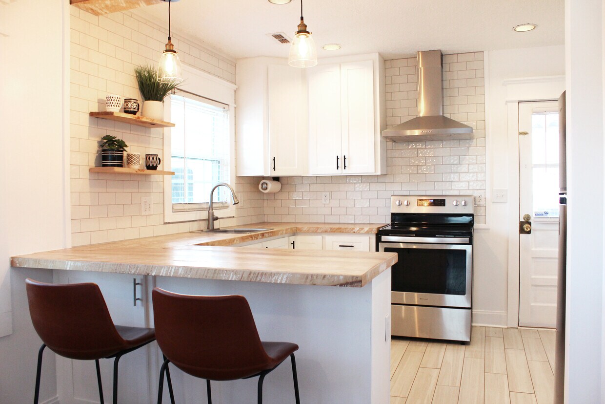 Primary Photo - 1008 W McKennie Ave