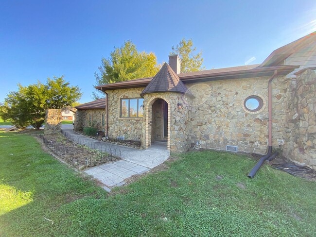 Foto del edificio - Castle Home Available Now