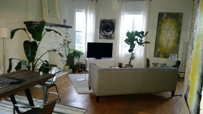 Foto del edificio - 2350 W Augusta Blvd
