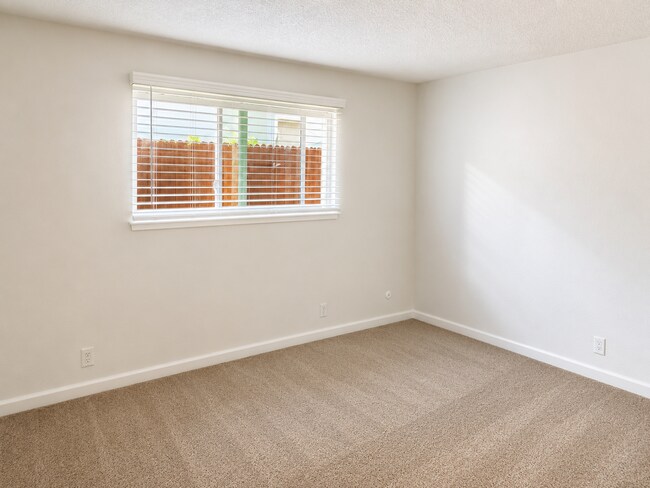 Foto del edificio - 5926-5928 Hilltop Drive