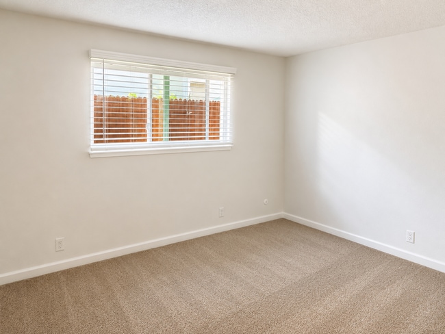 Building Photo - 5926-5928 Hilltop Drive