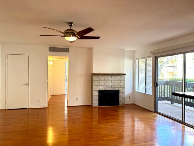 Living room - 11112 Summertime Ln