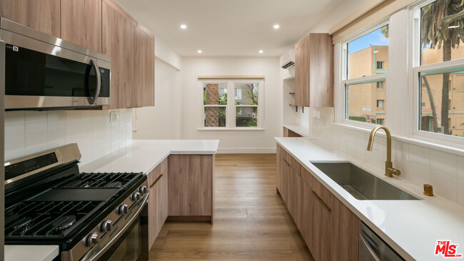 Building Photo - 5727 Carlton Way