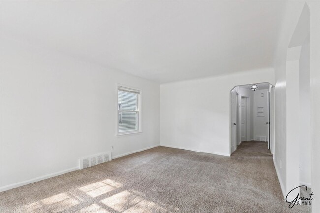 Foto del edificio - 3 Bedroom - 1 Bath- $1,150.00