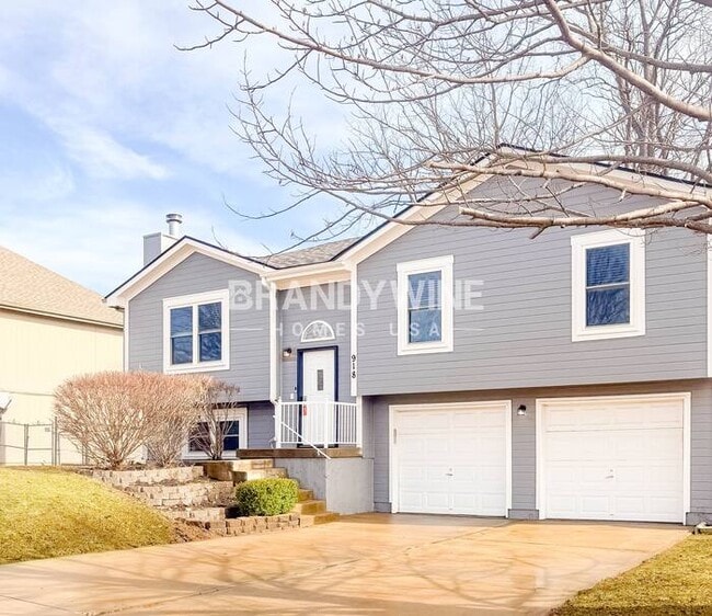 Building Photo - 918 SE Kingscross Rd