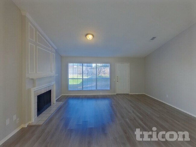 Foto del edificio - 2628 Dahlia Dr