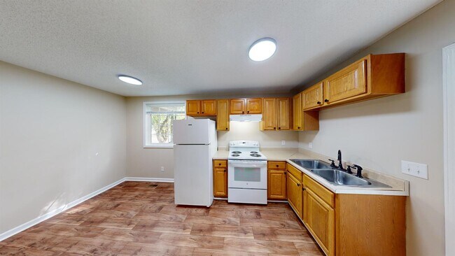 Building Photo - Cozy 2 bedroom 1 bath home. Conveniently l...