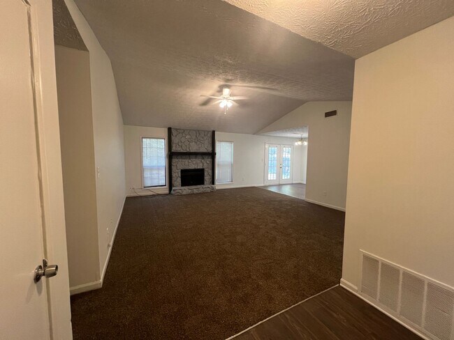 Building Photo - THE PERFECT 3 BEDROOM 2 BATHROOMS RANCH HOME FOR YOUR FAMILY!