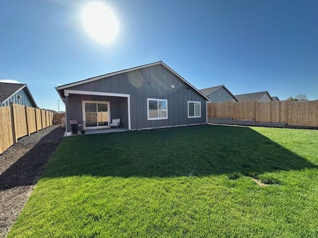 Foto del edificio - Beautiful Newer 3 Bedroom / 2 Bath Home in NE Madras