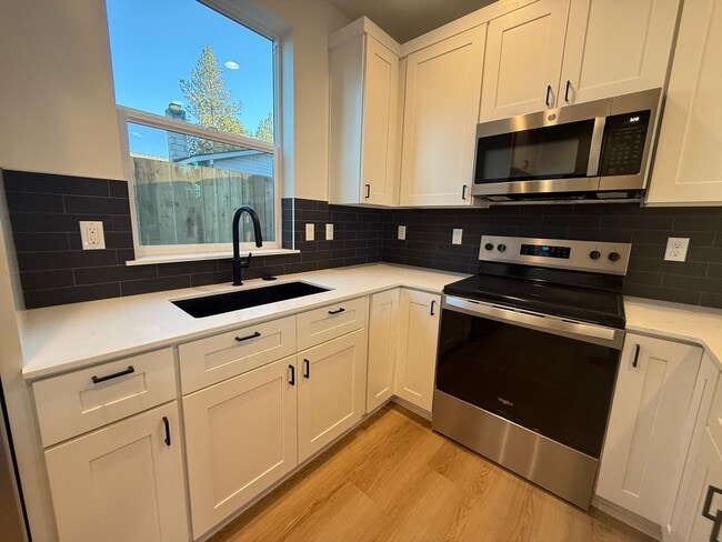 Building Photo - Brand New Modern 2 Bed/ 1 Bath Triplex - Near Old Mill District